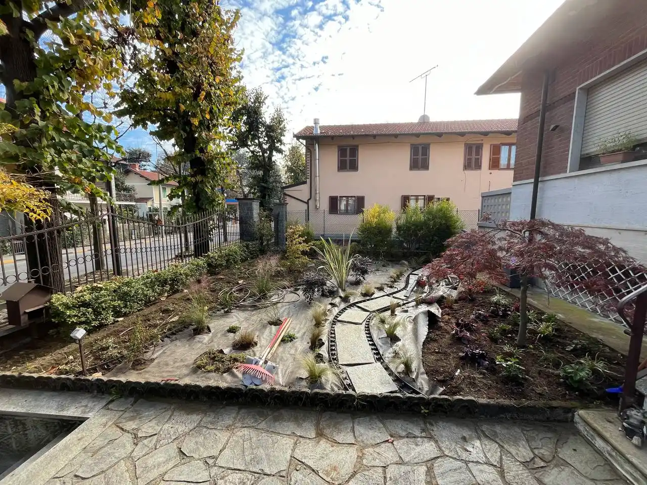 realizzazione-giardino-personalizzato-torino-piantumazione